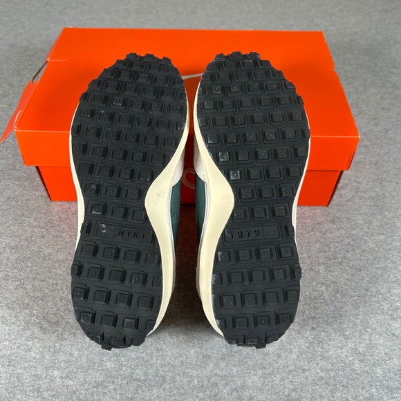 Nike Waffle Debut Sneakers Womens Size 7 White & Green Retro Style Cushioned - Picture 5 of 5